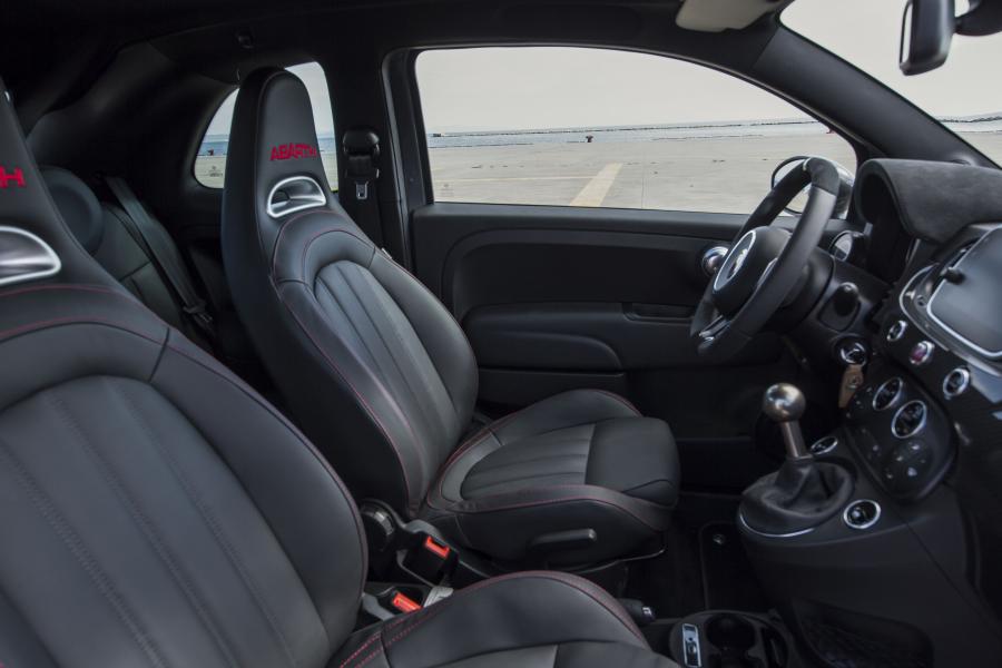 Интерьер Abarth 695C XSR Yamaha (312) 2017 года  (фото 24 из 44)